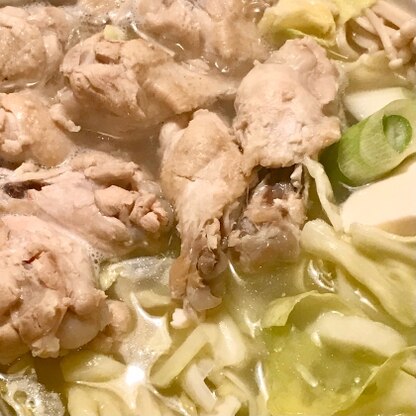 手羽元と鶏がらスープでとても美味しいお出汁でした！白菜ではなくキャベツなのがとても美味しかったです！